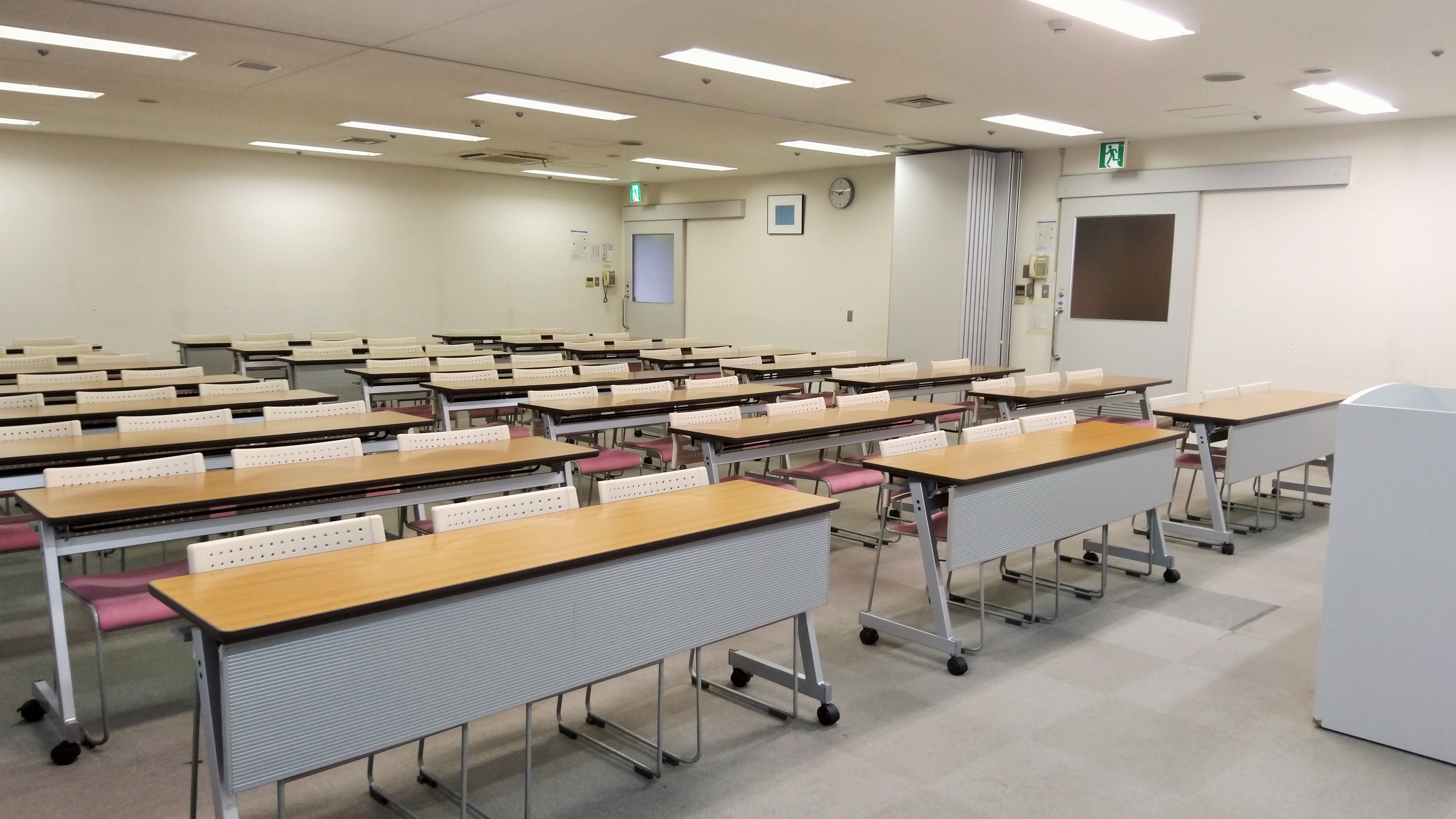写真:右前方から見た南734の室内