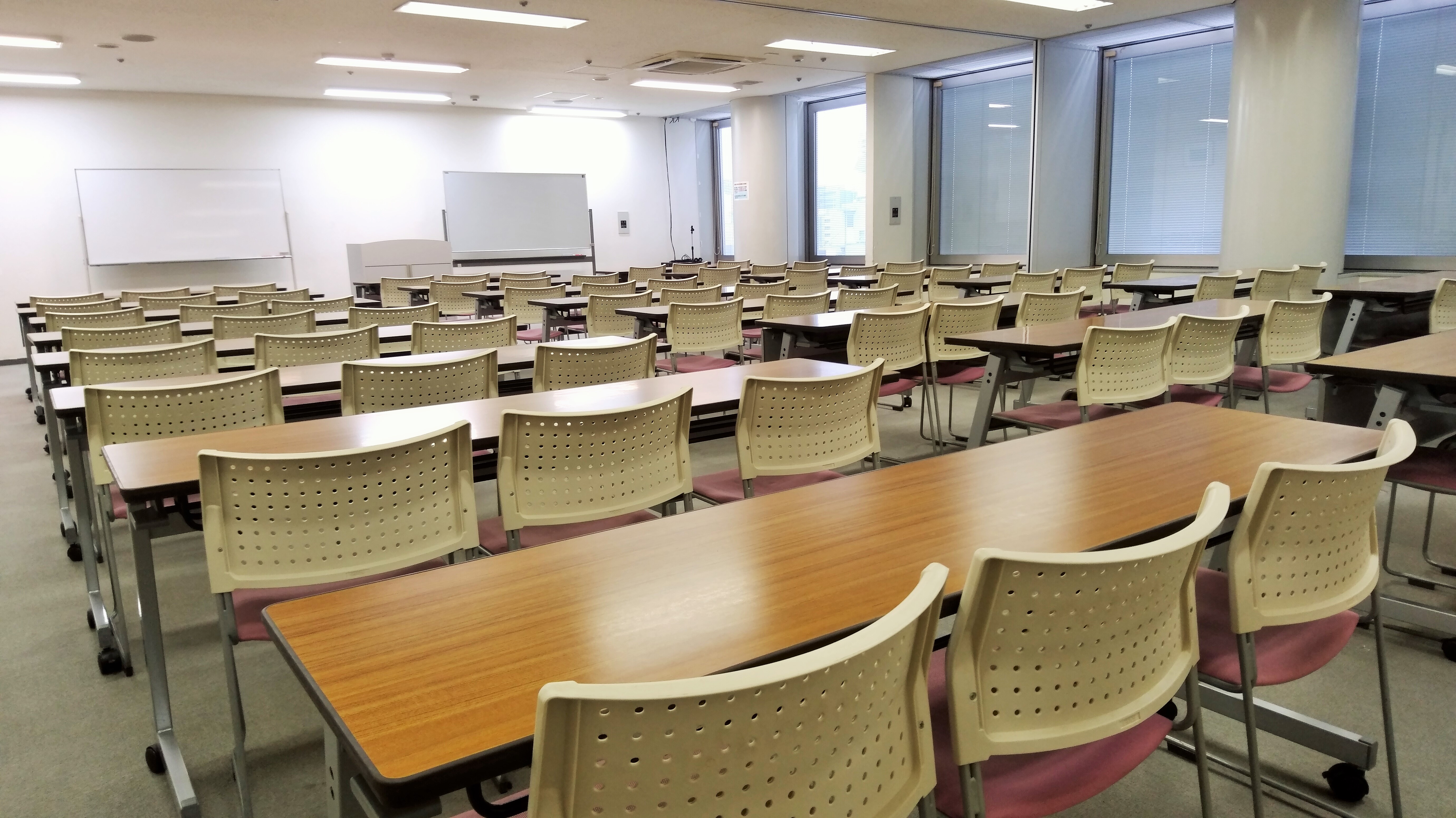 写真:左後方から見た南734の室内